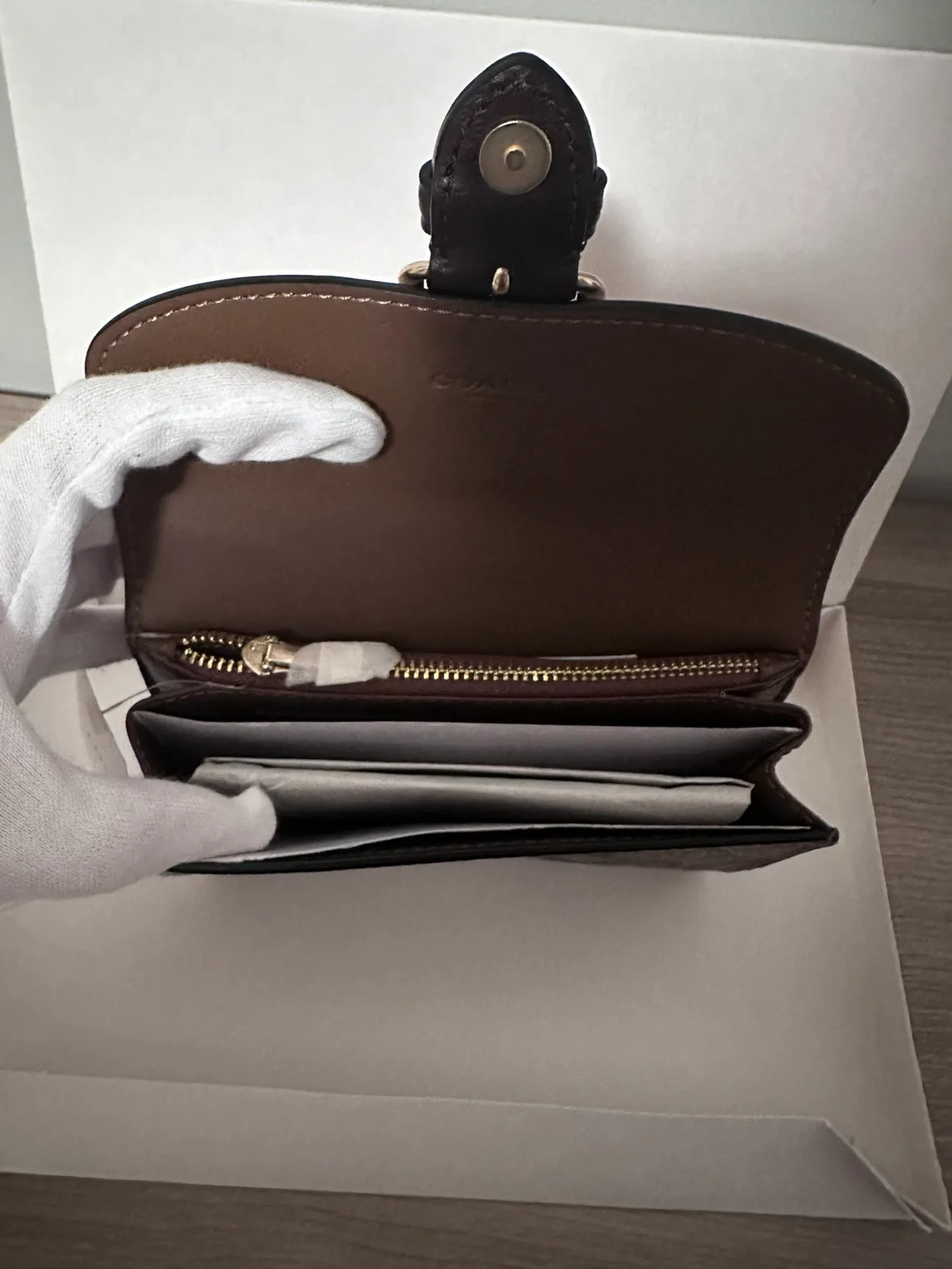 Brand New with tag Signature Coach medium wallet image indicator(4)