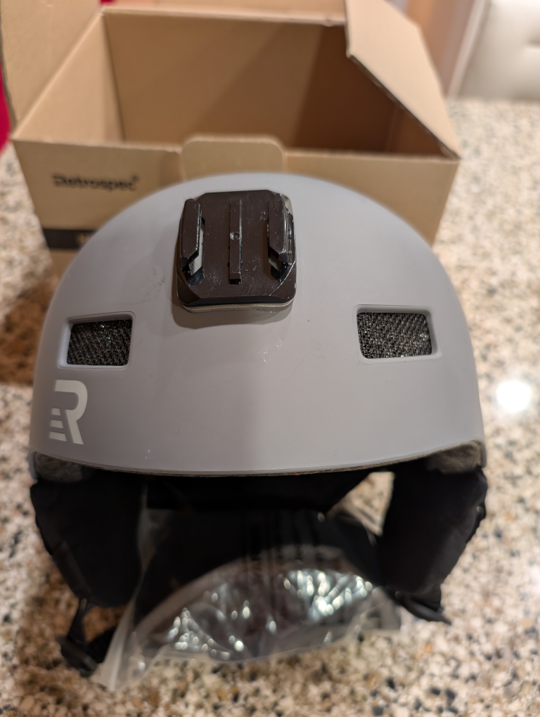 Ski/Snowboard helmet with insta360 mount