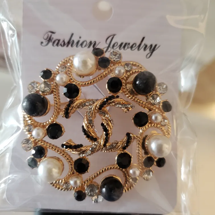 Brand new Channel Black and White Pearl Brooch image indicator(4)