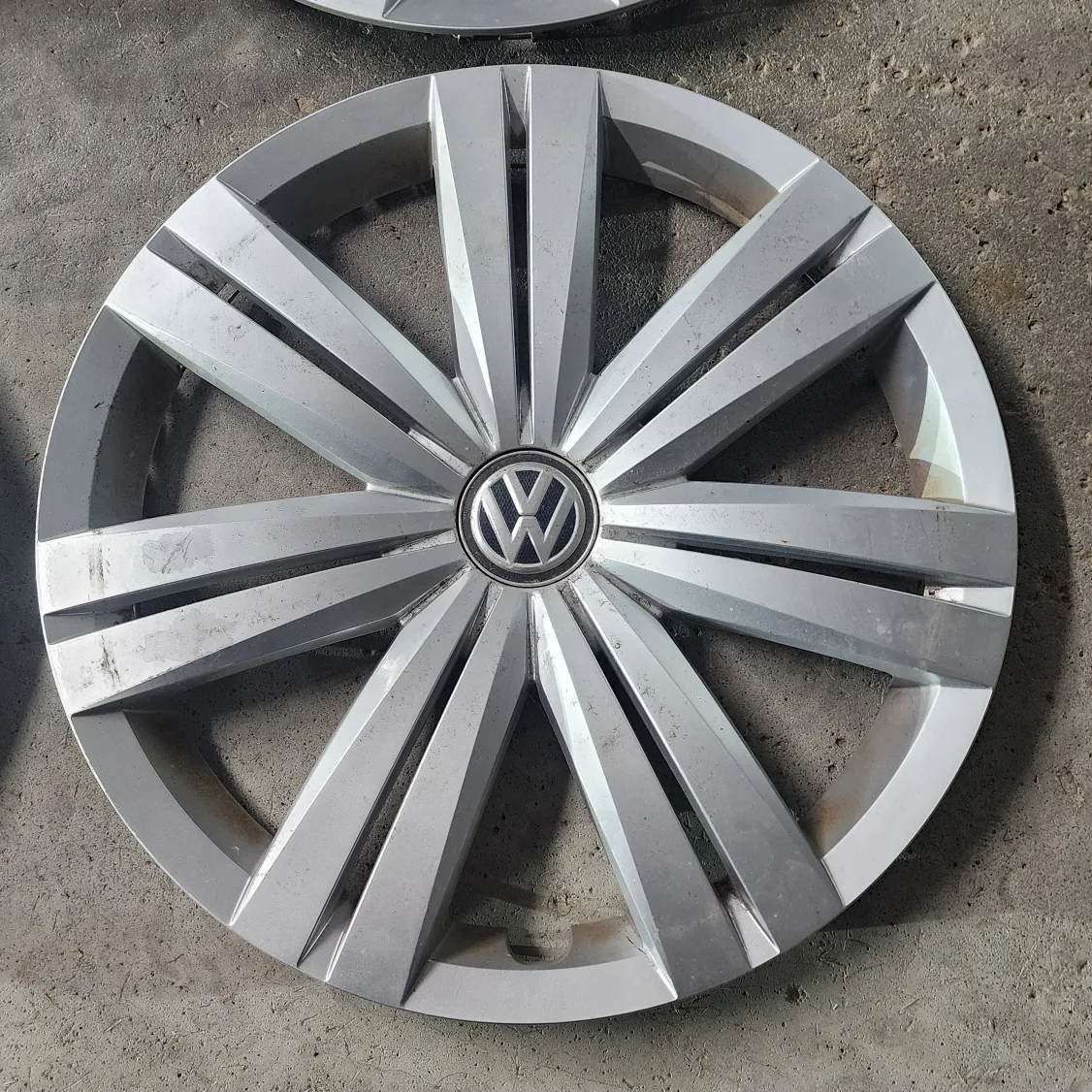 Genuine OEM VW Hub Cap Jetta Fits 16" (set 4) image indicator(2)