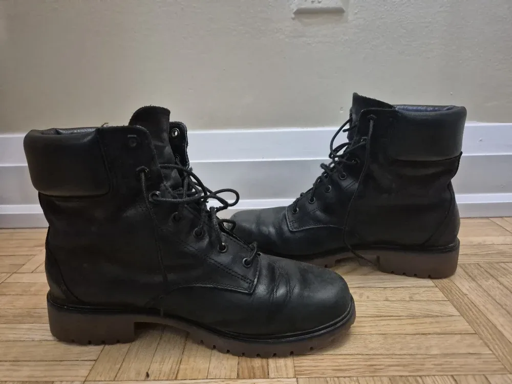 Black Timberland Boots image indicator(2)