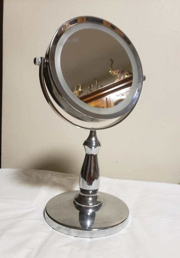 Lighted Vanity Mirror. batteries not included