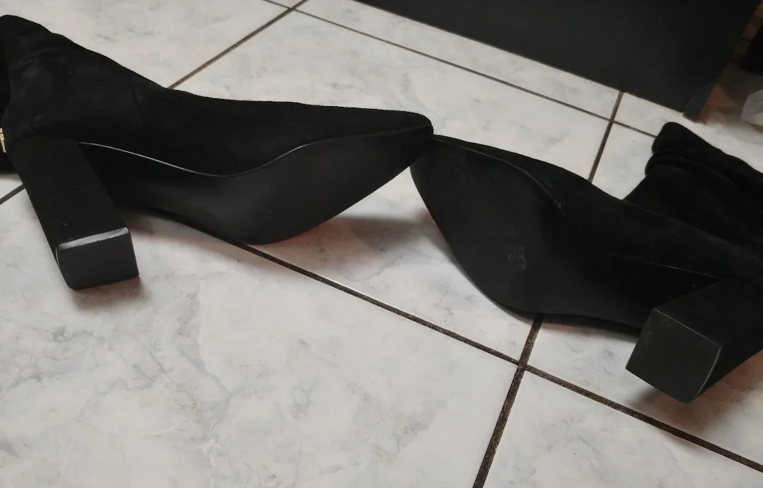 Women's Guess Faux Suede Boots (size 7) image indicator(4)