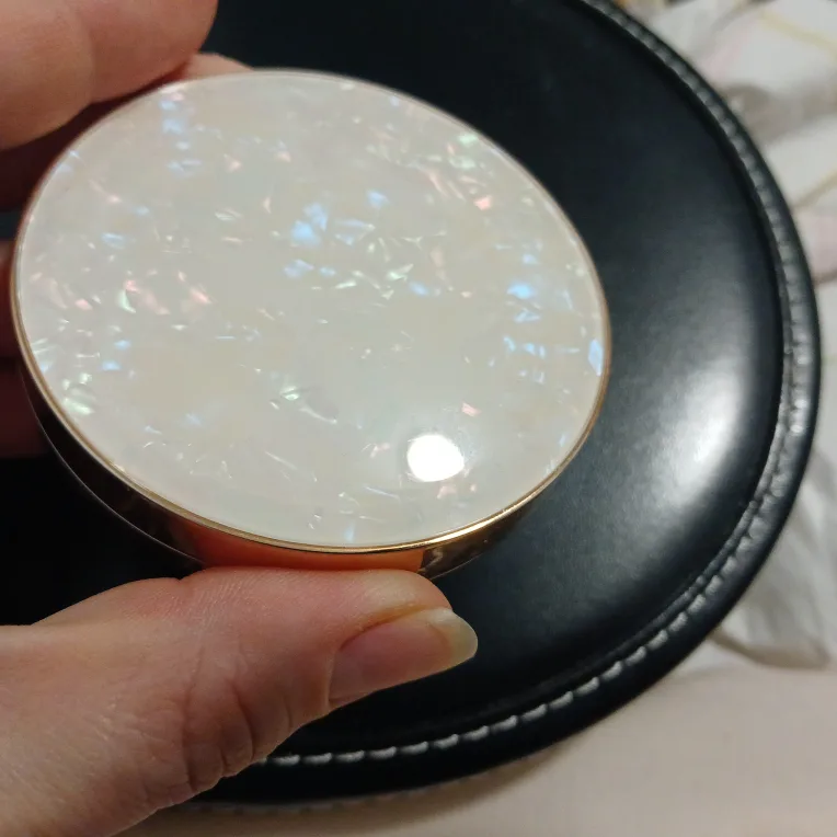 Lise Watier 50th Anniversary Blush & Eyeshadow Palettes image indicator(6)