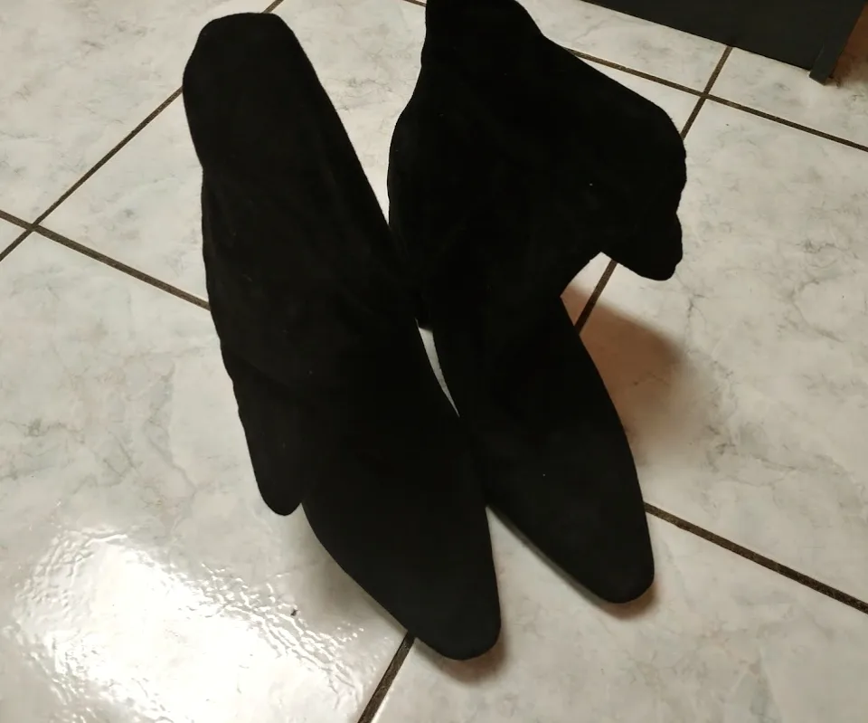 Women's Guess Faux Suede Boots (size 7) image indicator(3)