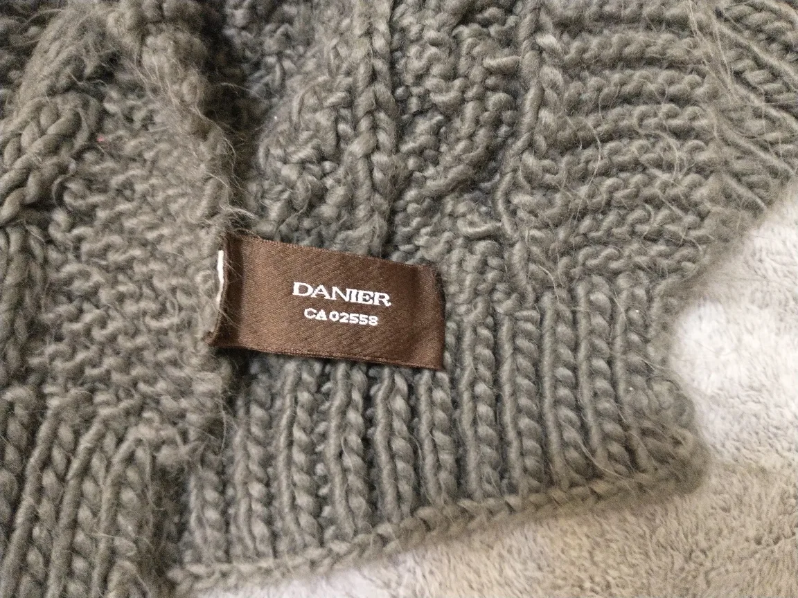 SOFT AND WARM GREY SCARF, PATTERNED image indicator(2)