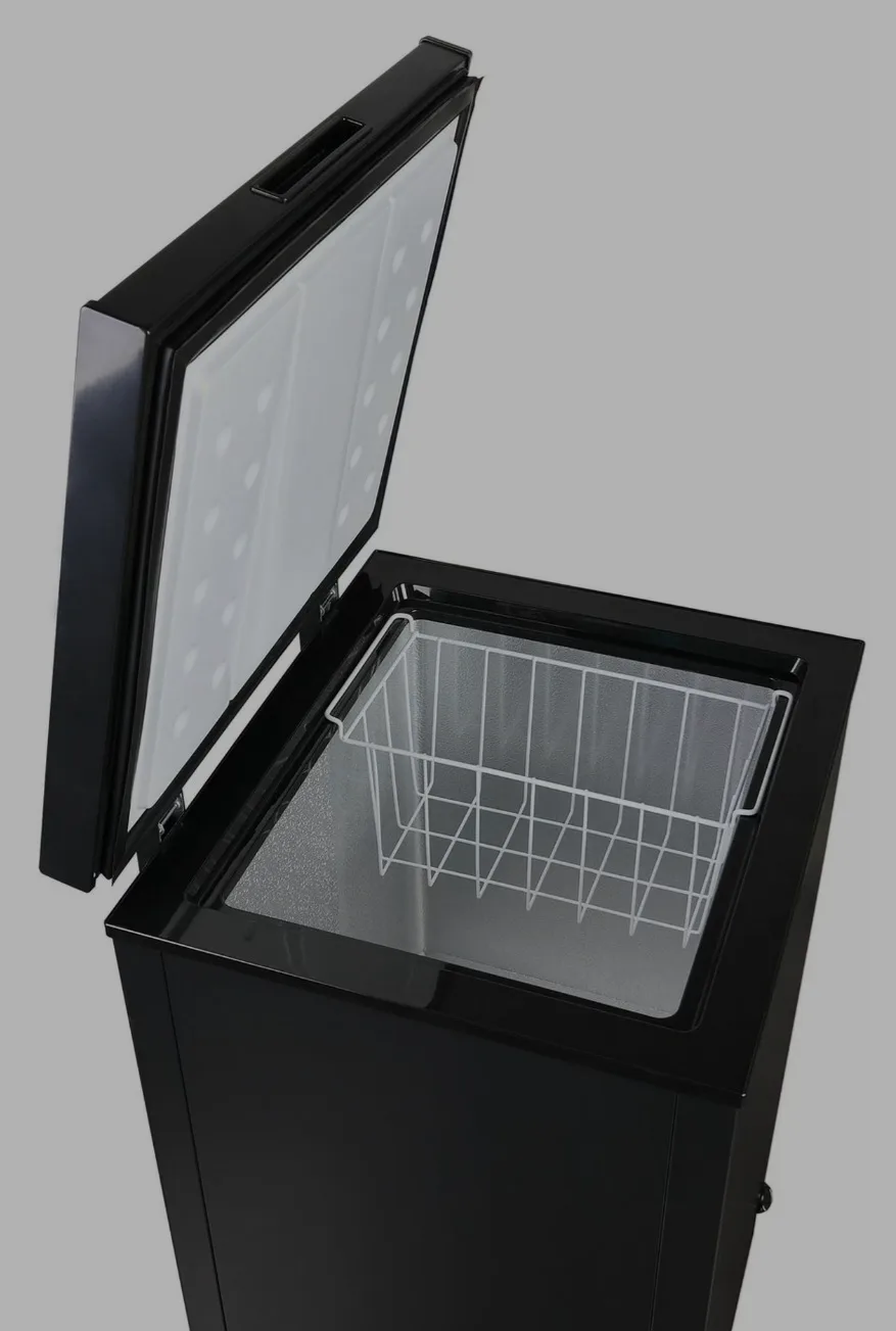 LIKE NEW! Arctic King Chest Freezer 3.5 cu. ft image indicator(2)