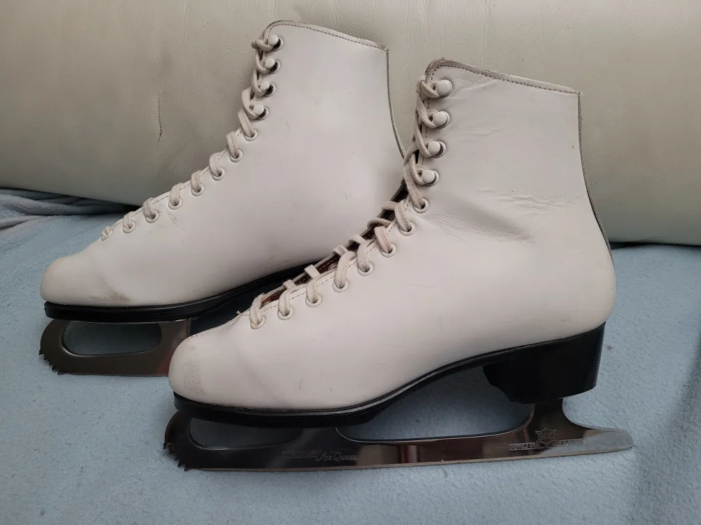 Leather Figure Skates Size 6.5 image indicator(4)