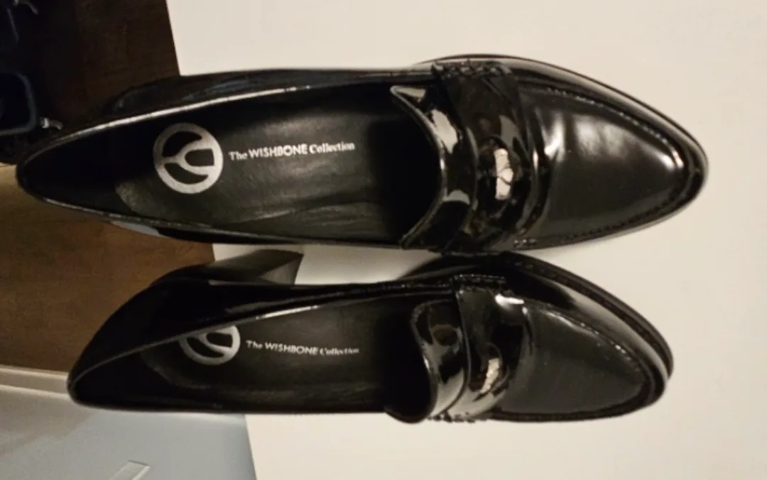 The Wishbone Collection Black Patent Leather Heels/Pumps image indicator(5)