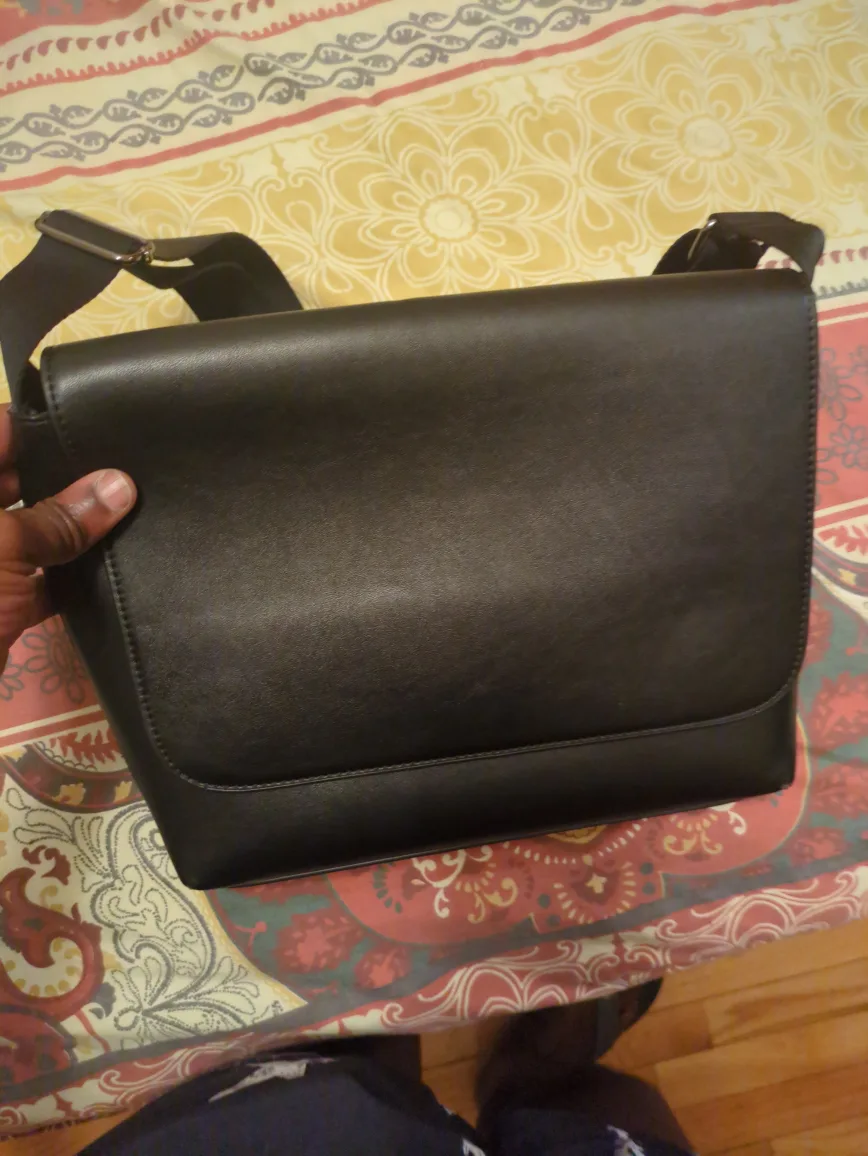 Black Leather Messenger Bag image indicator(2)