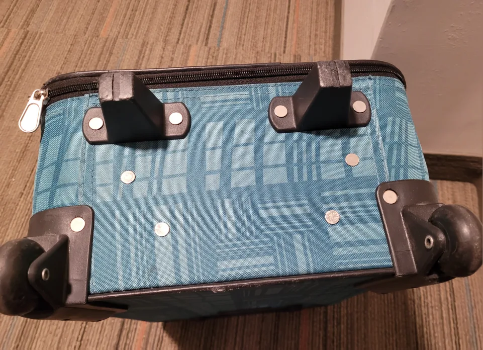 Carry-on Suitcase image indicator(4)