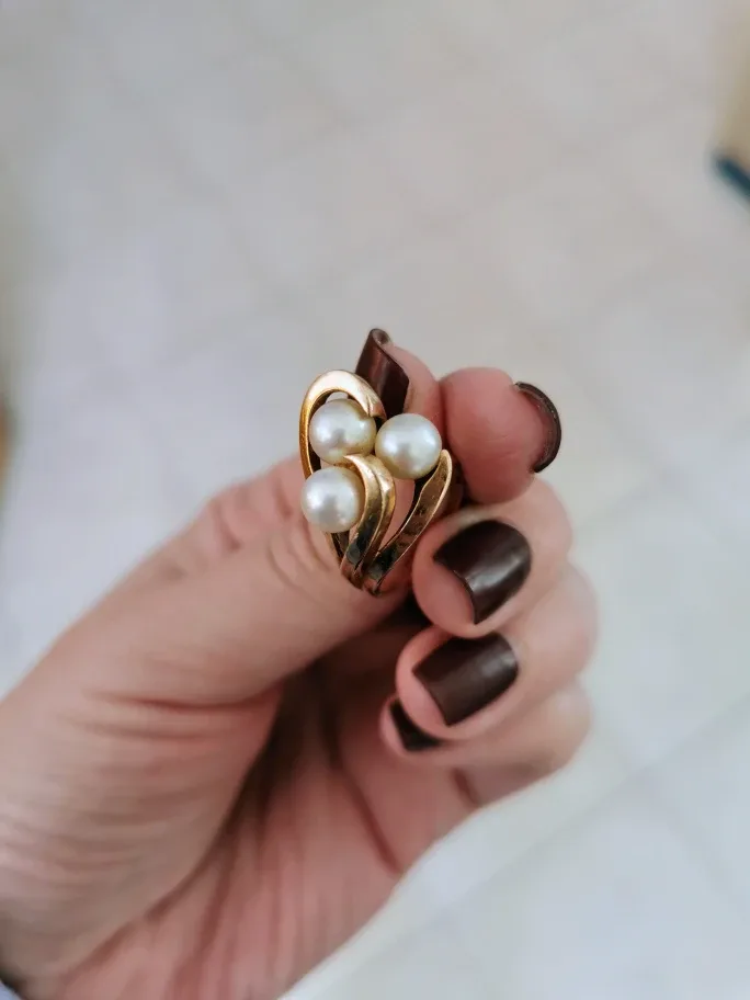 10k gold ring with pearls (I think it's size 6) image indicator(2)