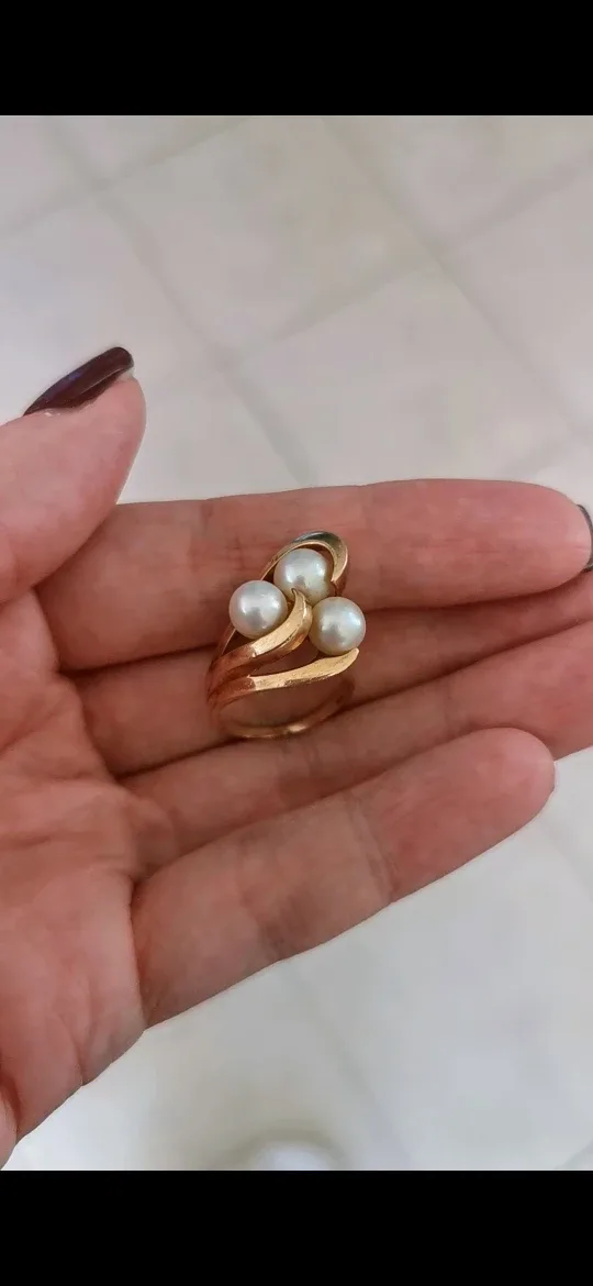 10k gold ring with pearls (I think it's size 6) image indicator(3)