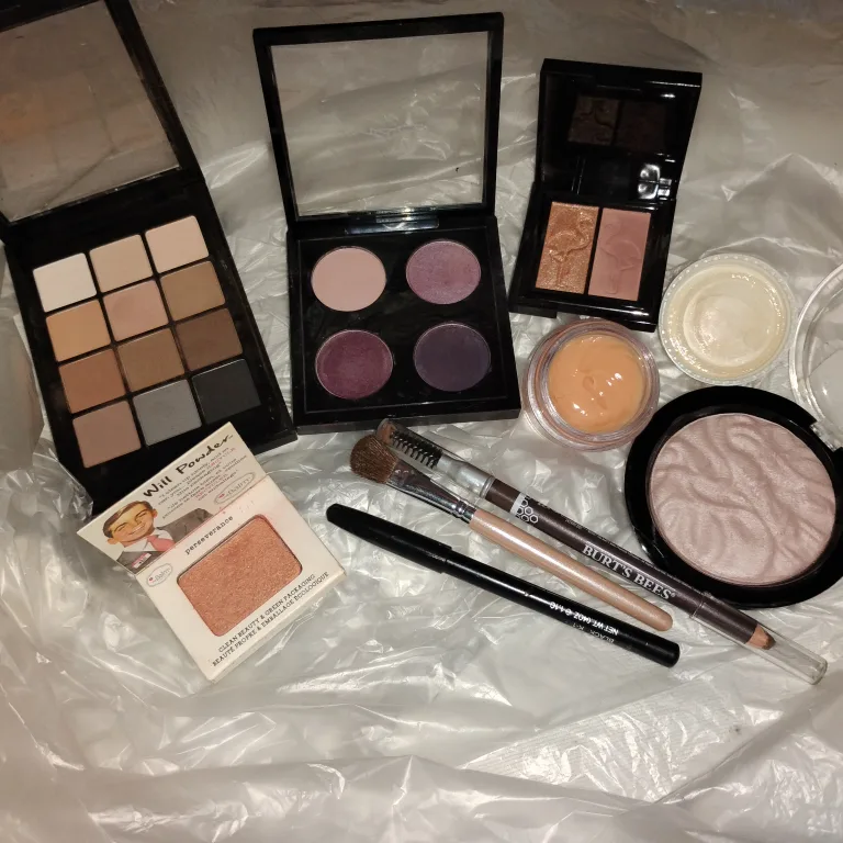 Makeup Lot - Eyeshadow Palettes, Blush, Highlighter thumbnail