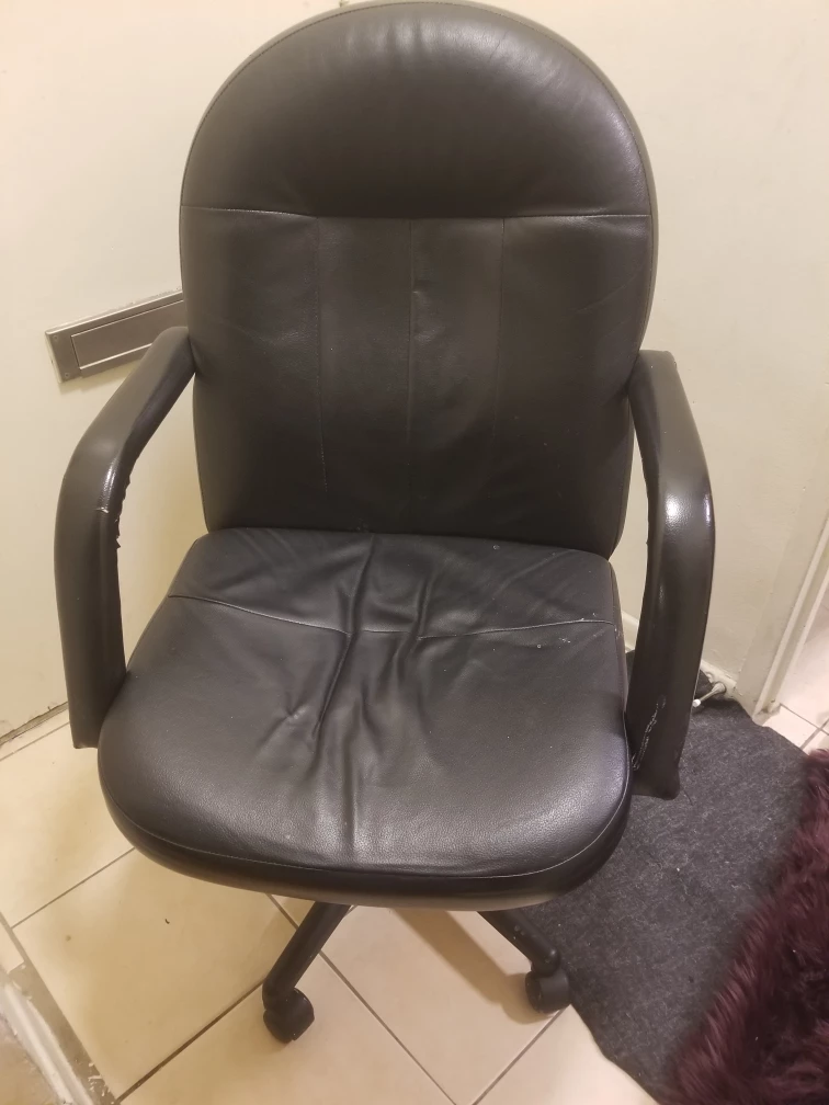 Black office chair