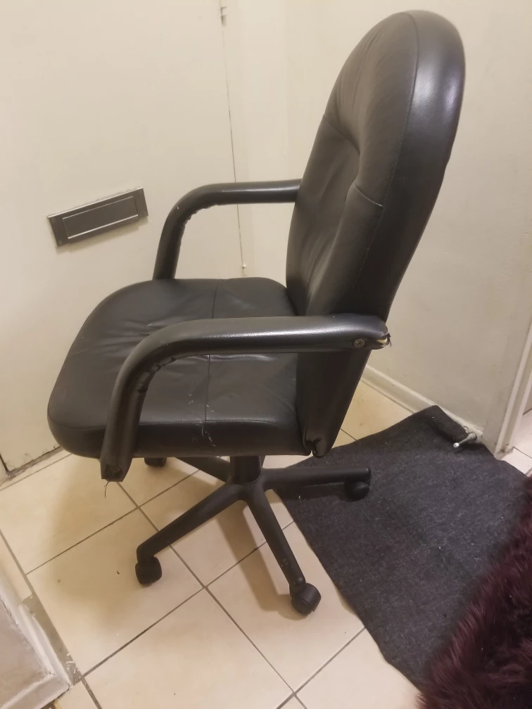Black office chair - photo 2