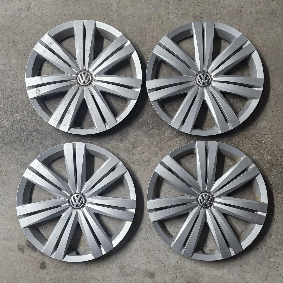 Genuine OEM VW Hub Cap Jetta Fits 16" (set 4) image indicator(5)
