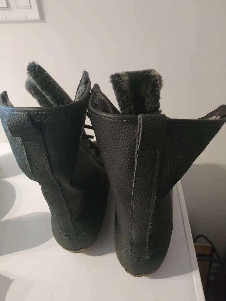Black Fur-Lined Winter Boots image indicator(2)