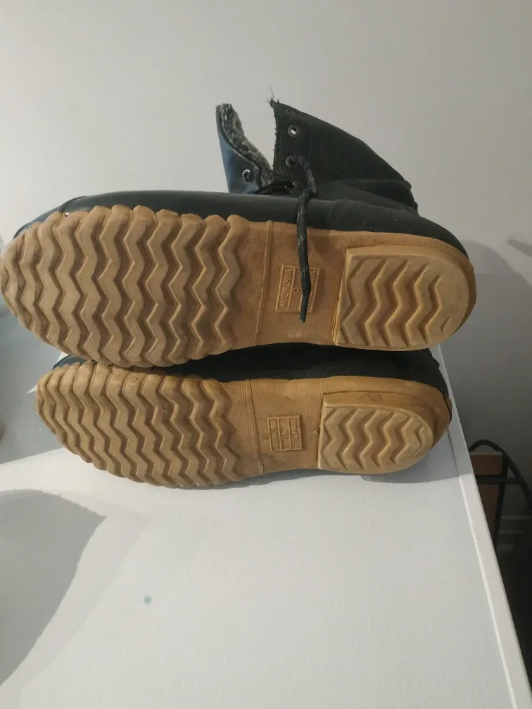 Black Fur-Lined Winter Boots image indicator(3)