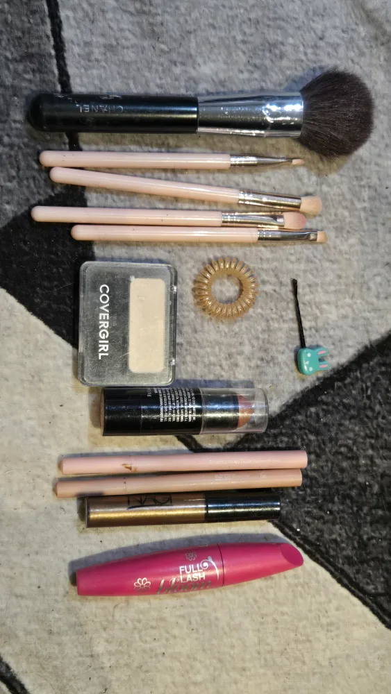 FREE Clothes, Makeup and miscellaneous items image indicator(2)