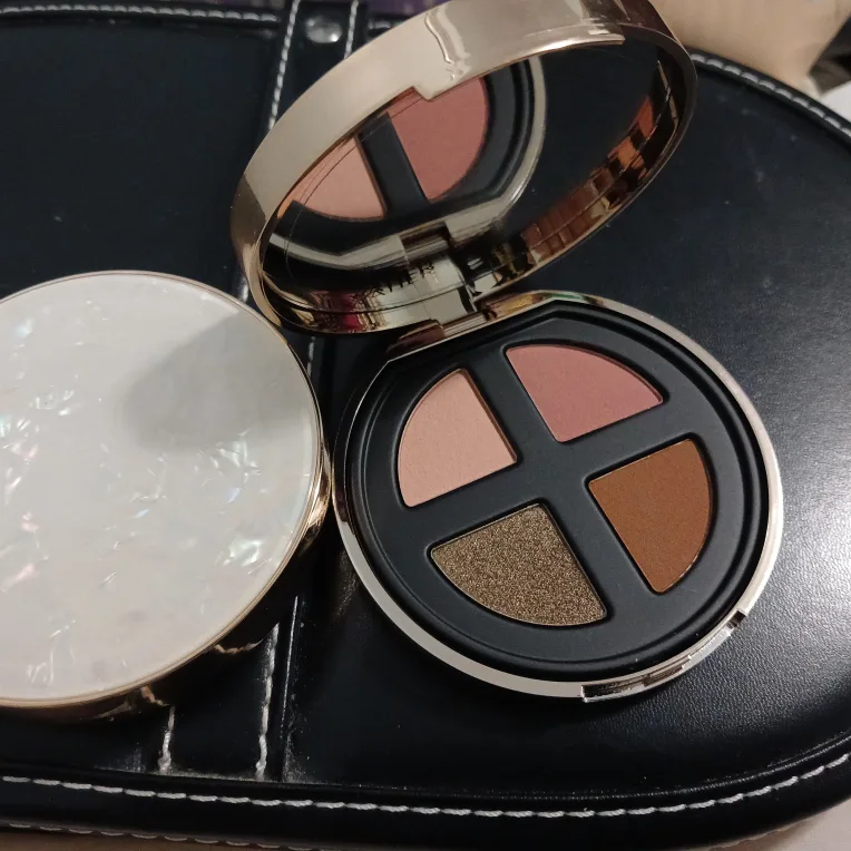 Lise Watier 50th Anniversary Blush & Eyeshadow Palettes image indicator(7)