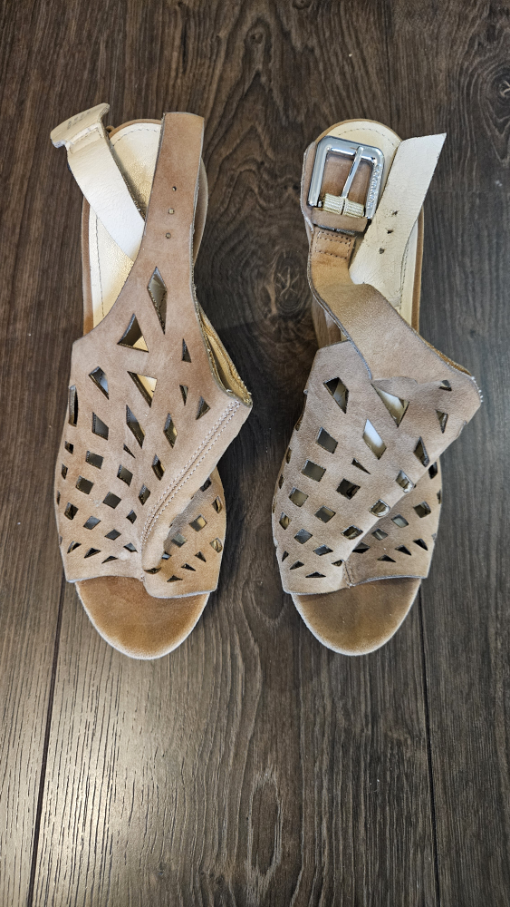 Calvin Klein Tan Wedge Sandals - photo 5