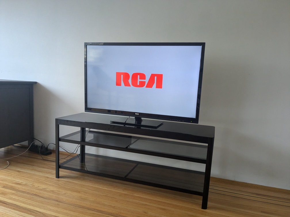 RCA 40" LED TV - photo 2