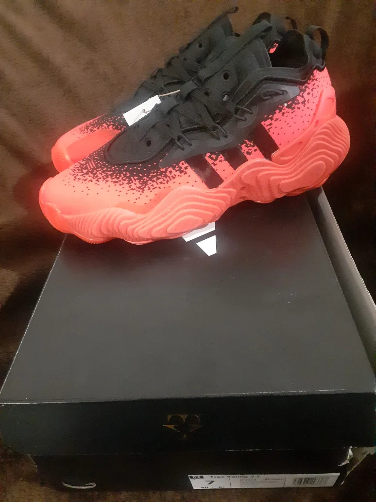 Adidas Trae young  3 solar red size 7y image indicator(2)