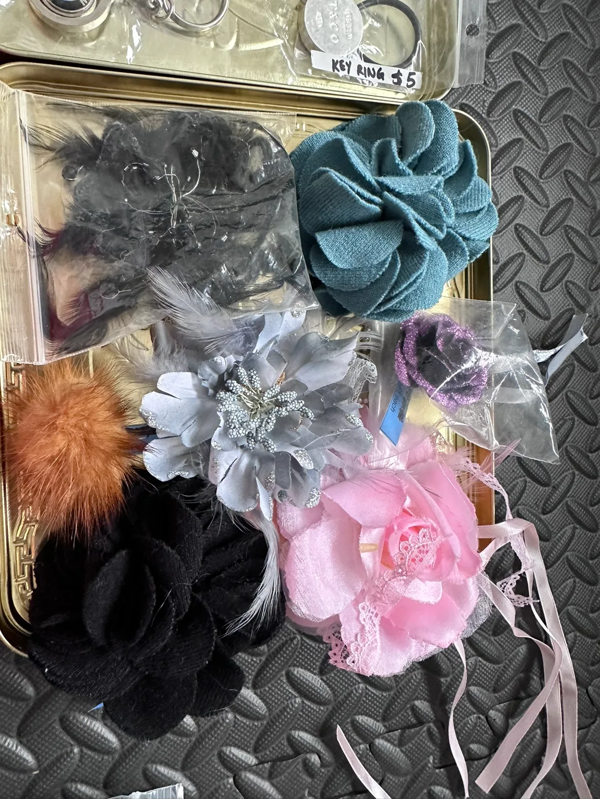 Lot of costume jewelry necklace earring keychain pins wig image indicator(6)