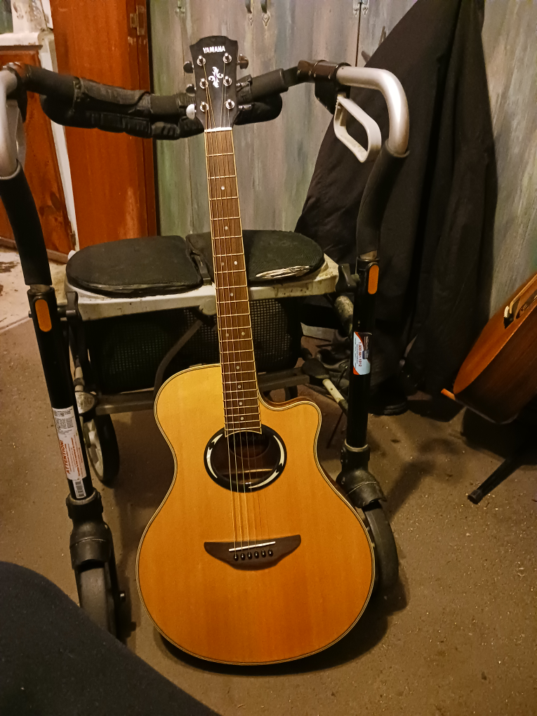 yamaha ..acoustic / electric ....mint!