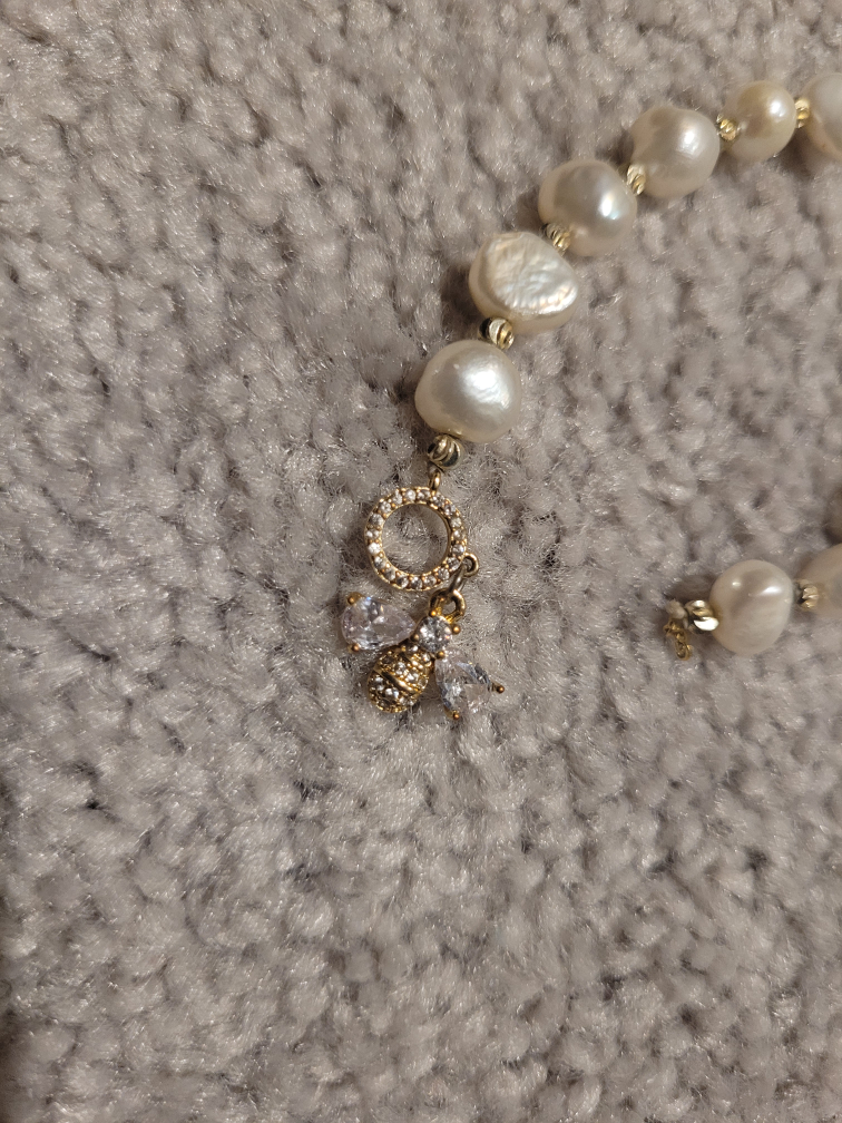 Pearl Bracelet with Bee Charm broken - photo 2