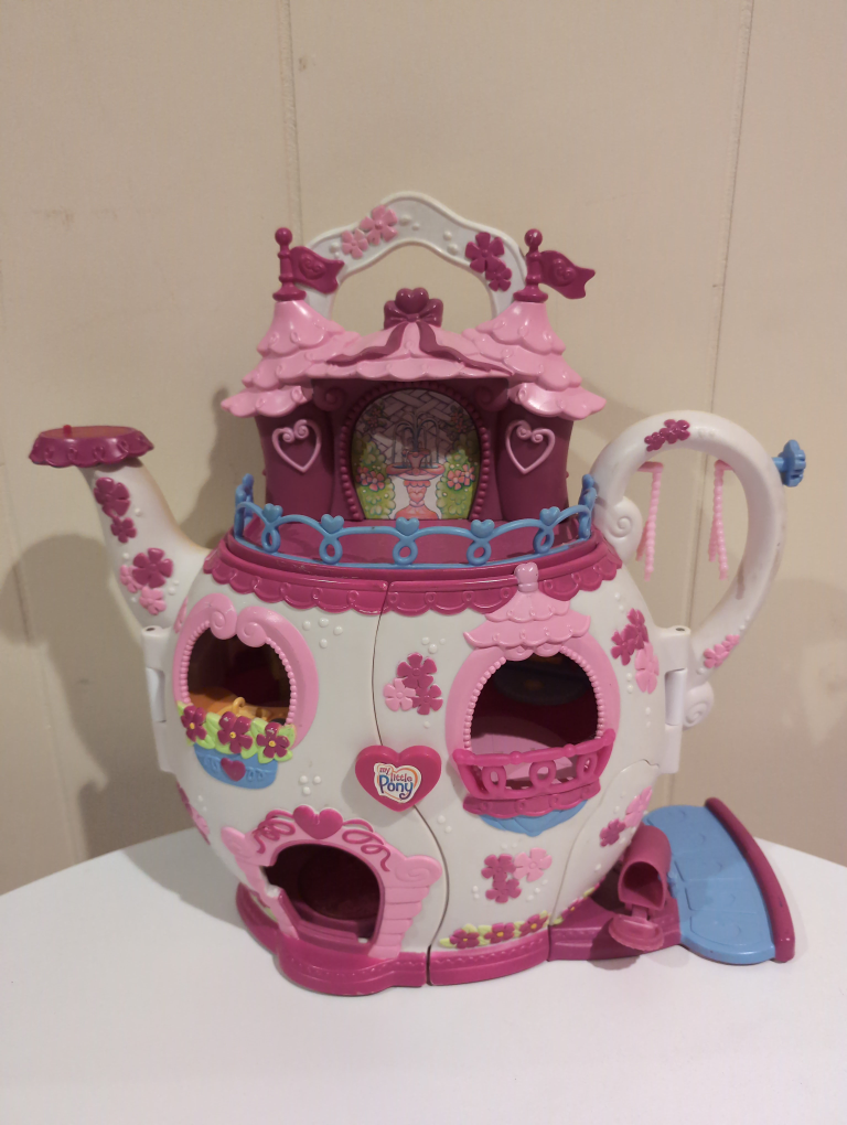 MY LITTLE PONIES TEA POT HOUSE