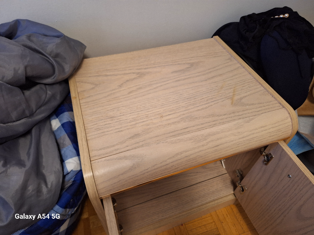 2 Small wooden bedside tables - photo 2