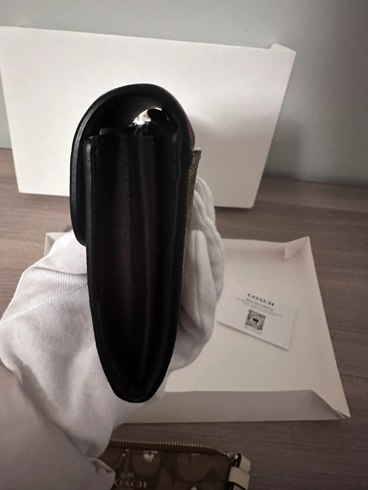 Brand New with tag Signature Coach medium wallet image indicator(7)