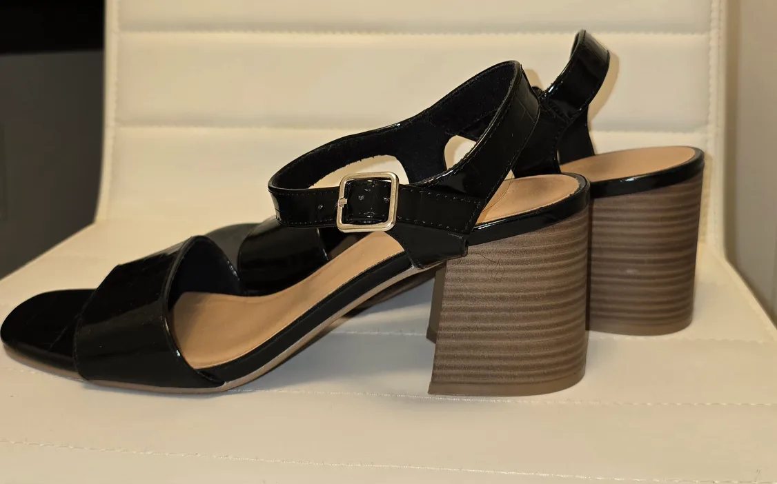 Old Navy Black Heeled Sandals (Size 9) image indicator(3)