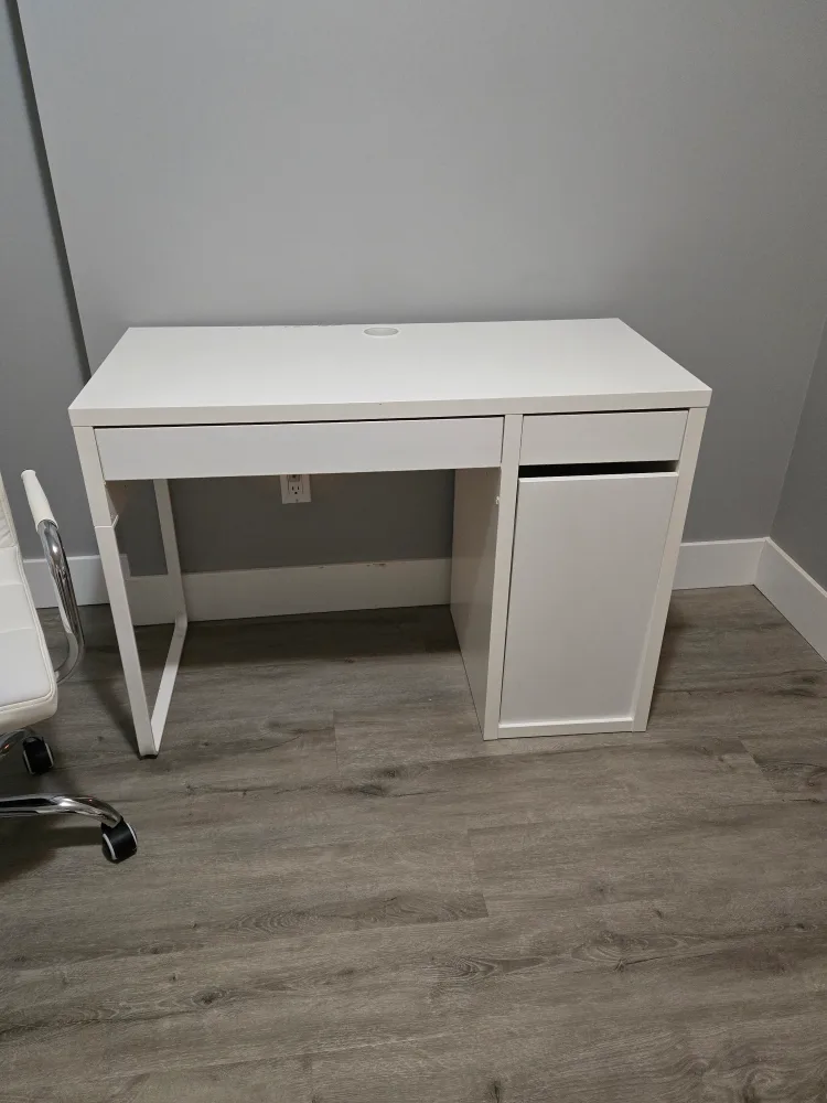 White desk and chair image indicator(2)