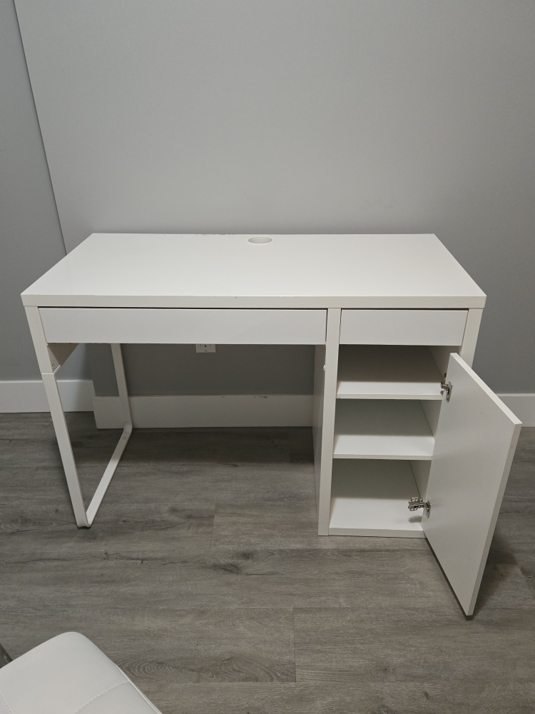 White desk and chair - photo 3