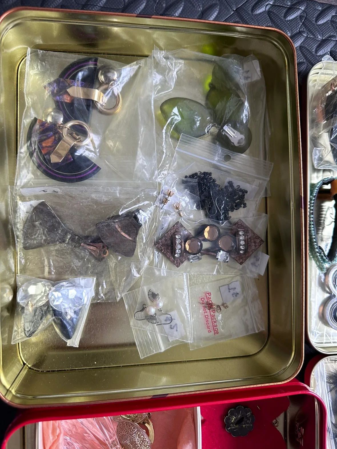 Lot of costume jewelry necklace earring keychain pins wig image indicator(4)