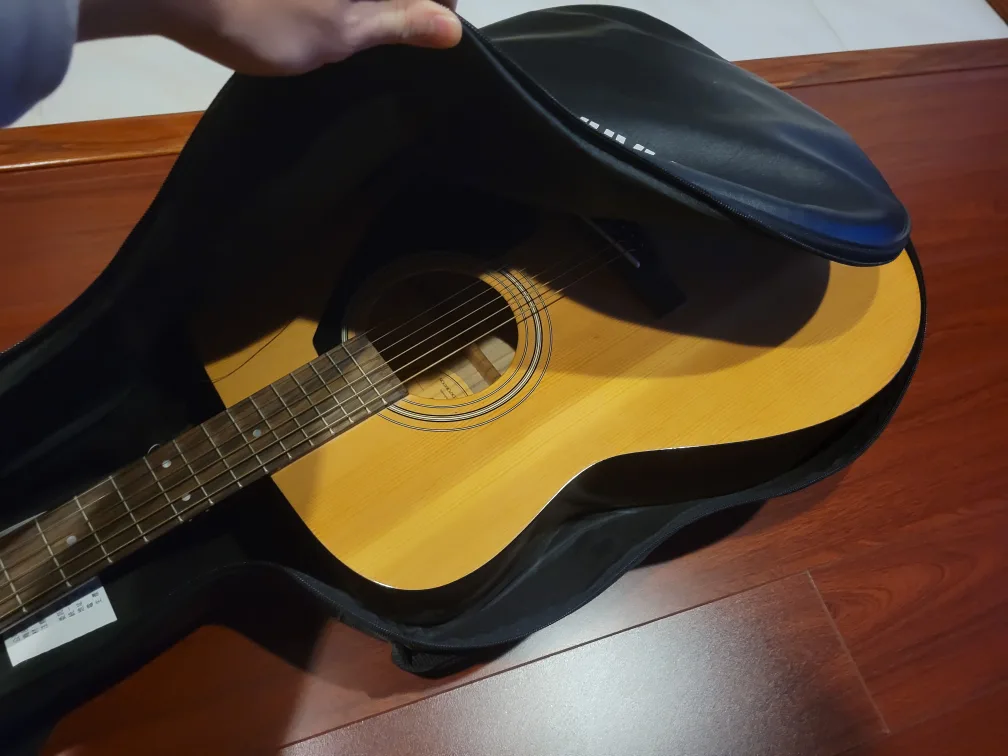 Yamaha F310 Acoustic Guitar with Case and Capo image indicator(2)