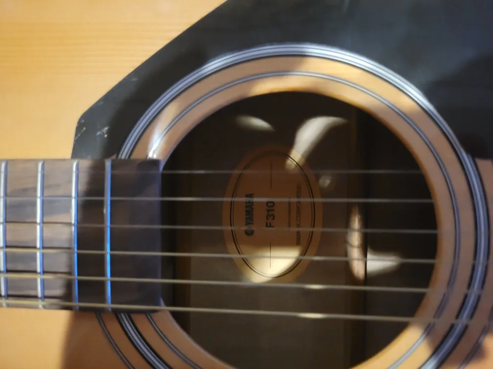 Yamaha F310 Acoustic Guitar with Case and Capo image indicator(4)