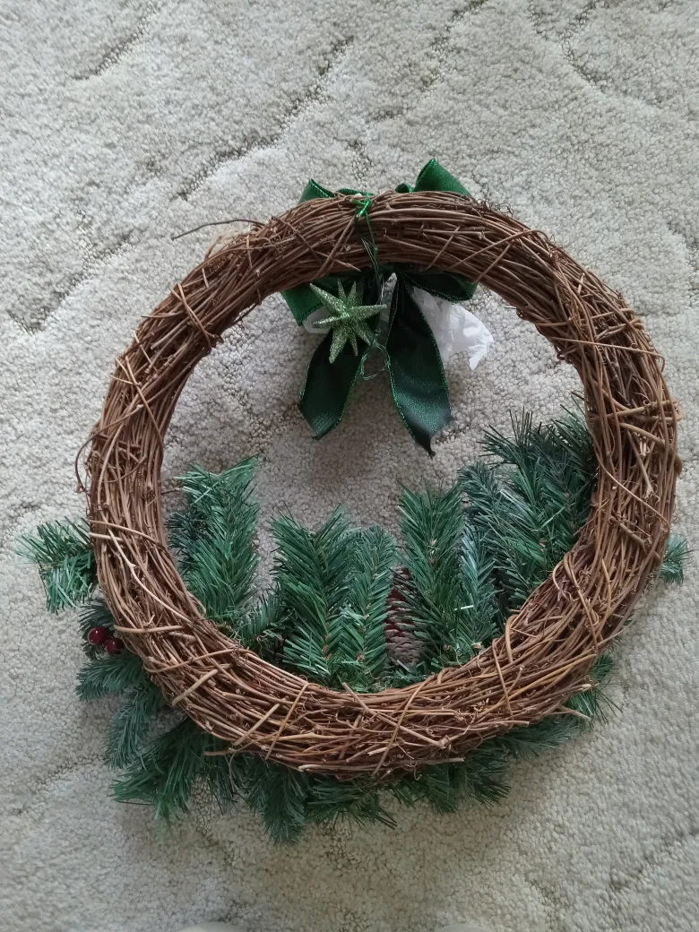 Christmas Wreath with Pine Cones image indicator(2)