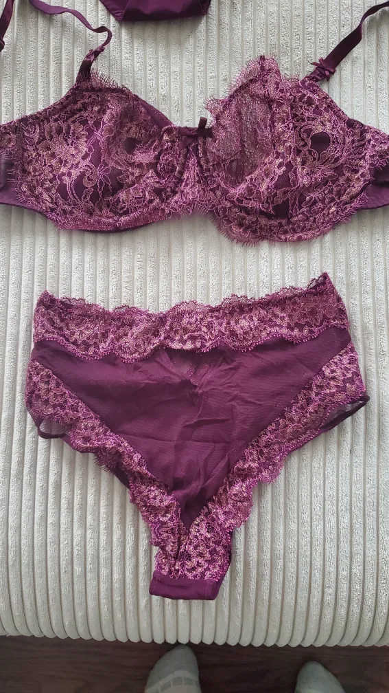 Victoria's Secret 34D Bra and Panty Set image indicator(2)