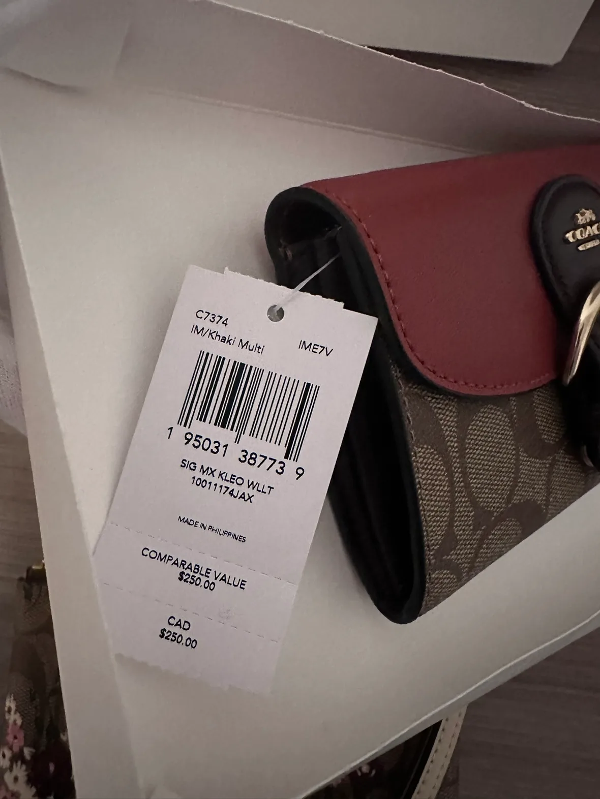 Brand New with tag Signature Coach medium wallet image indicator(9)