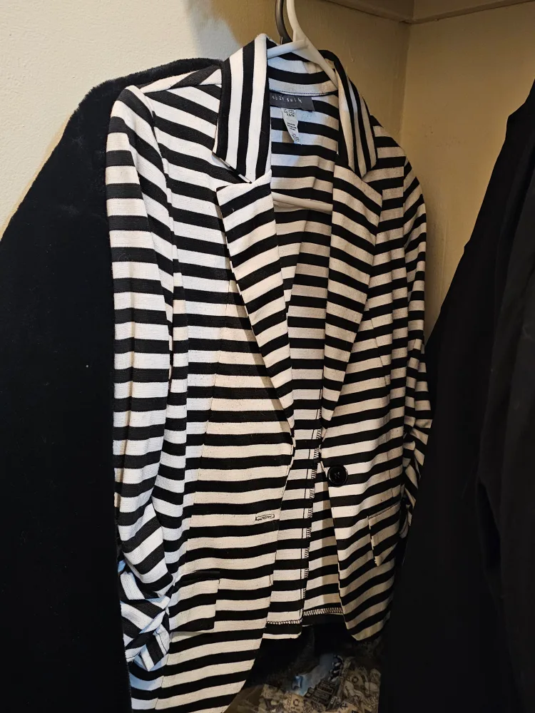 dress coats $15-30 #ThriftyPicks image indicator(2)