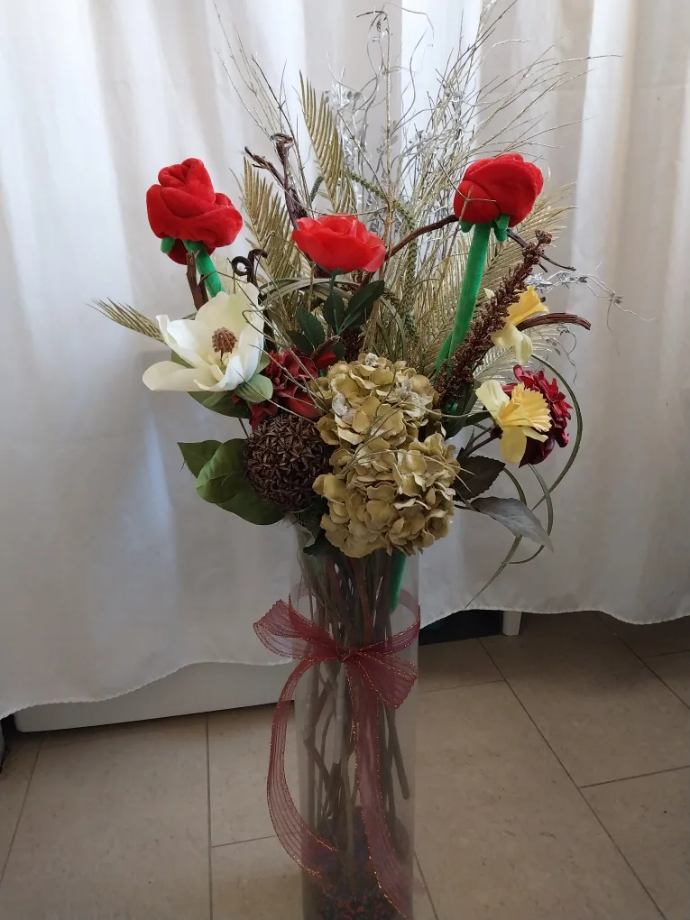 Artificial flowers in Glass Vase. FIRM PRICE! image indicator(2)