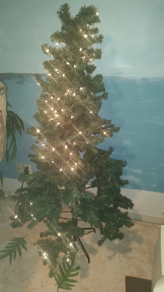 Artificial lit Christmas Tree image indicator(2)