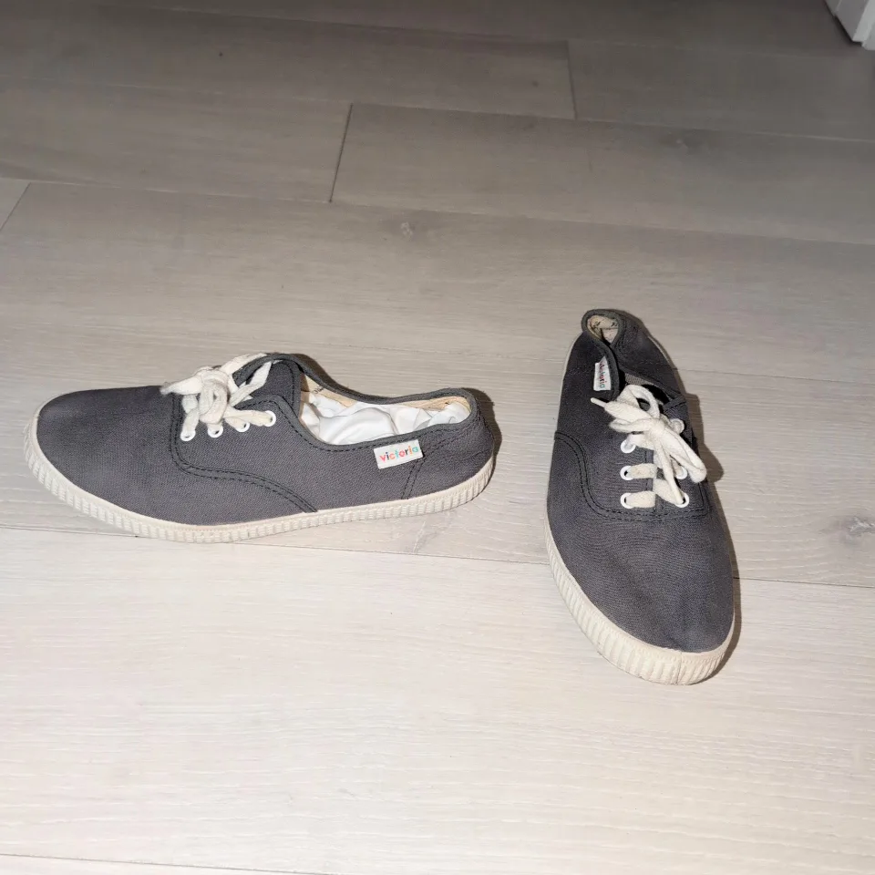 Victoria Grey Canvas Low Top Sneakers image indicator(2)