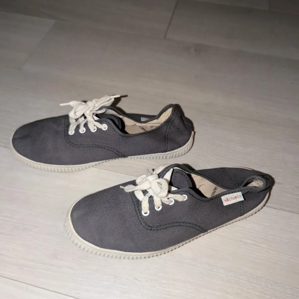 Victoria Grey Canvas Low Top Sneakers image indicator(3)