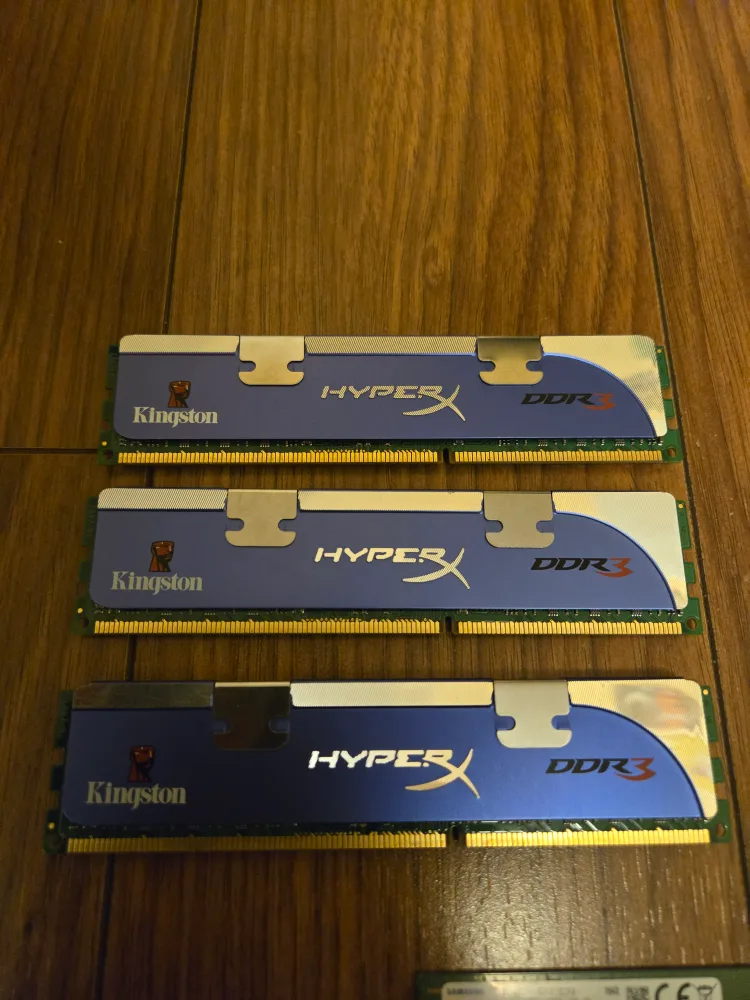 Assorted 4gb DDR3 Ram Sticks + 8gb DDR4 Ram image indicator(2)