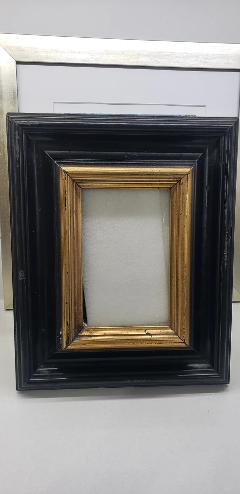 Traditional picture frame